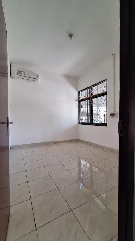 Rumah besar 3 kamar 5 MENIT ke UPN rungkut luas 200 meter ada AC