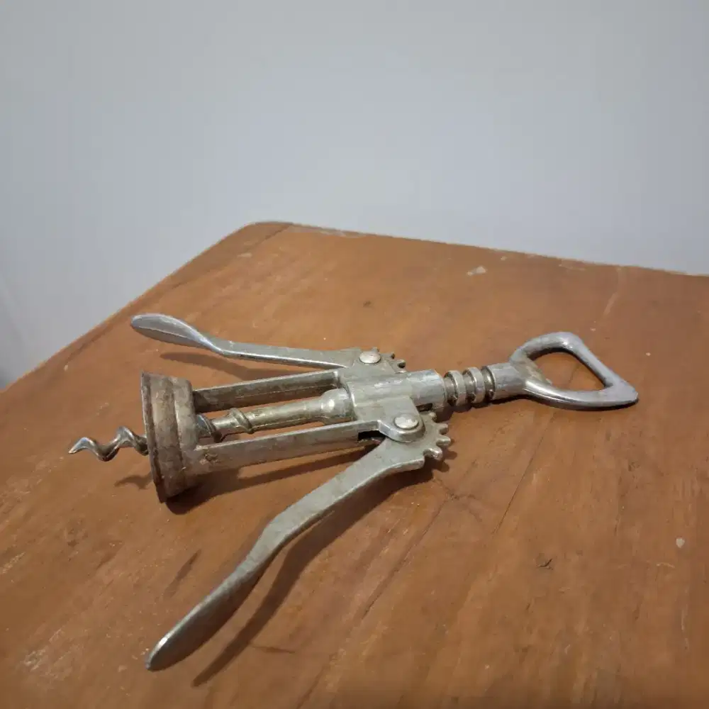 Pembuka Botol Opener Corkscrew dan Pajangan Tutup Wine Antik Vintage