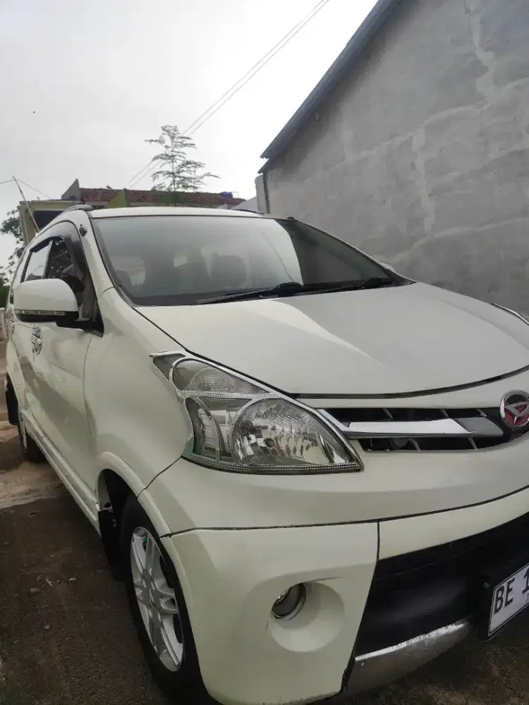 Xenia R family tahun 2012 wana putih