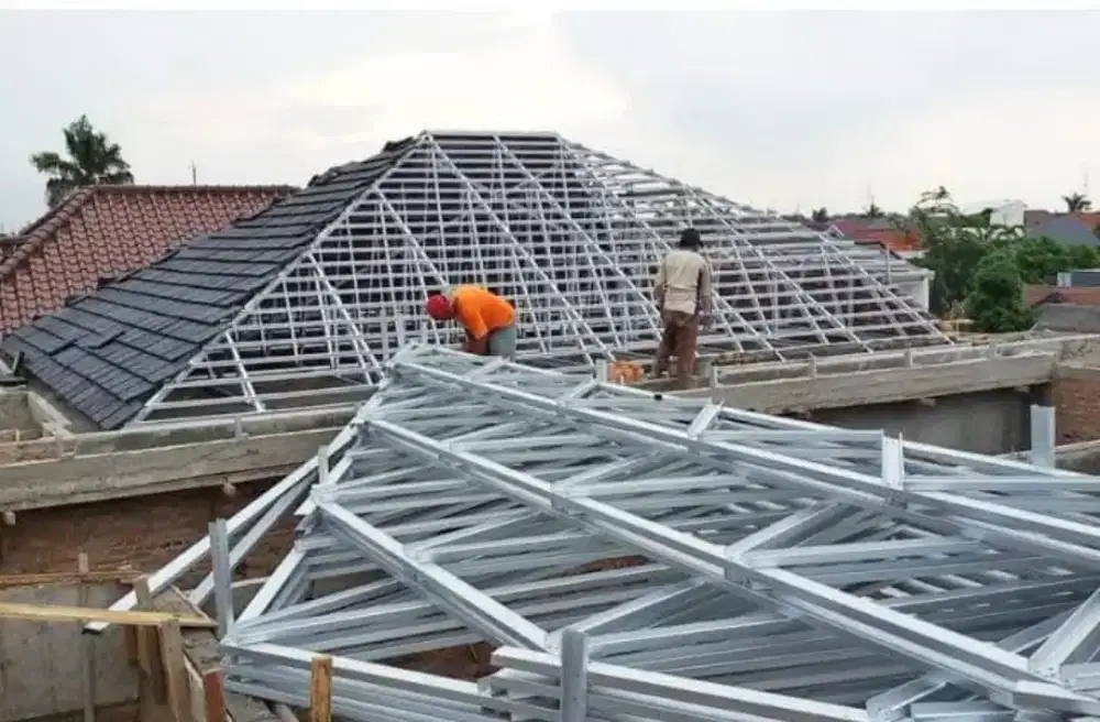 Mengerjakan renovasi rumah