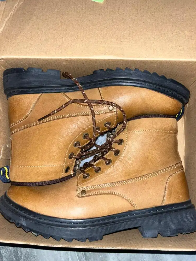 Sepatu boots merk lim joker