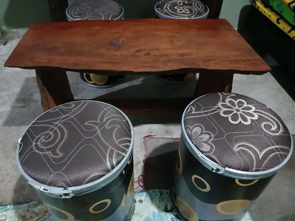 Set meja solid + kursi bulat empuk 4