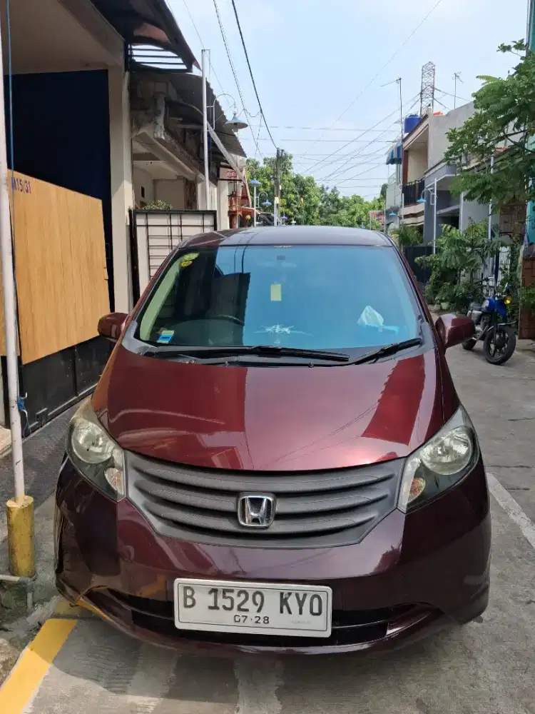Honda freed SD tahun 2012 warna marun