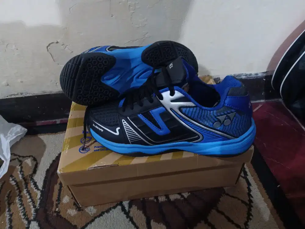 Sepatu badminton Yonex size 40