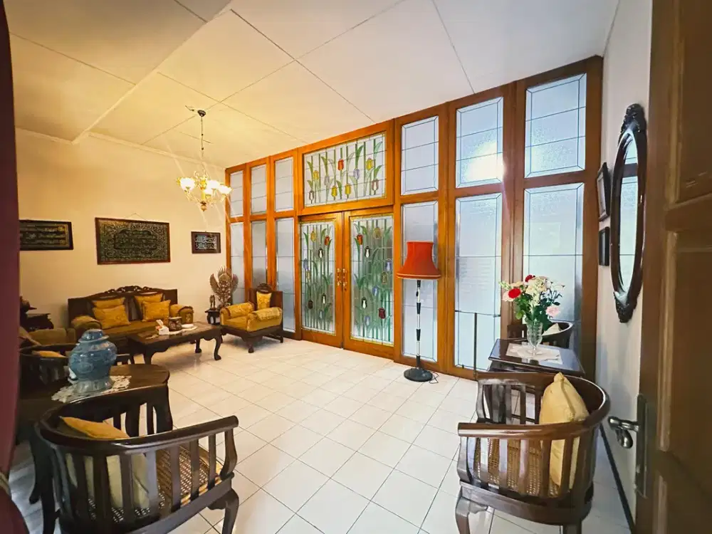 Dijual Rumah Klasik Bandung Sukahaji, Jalan Utama