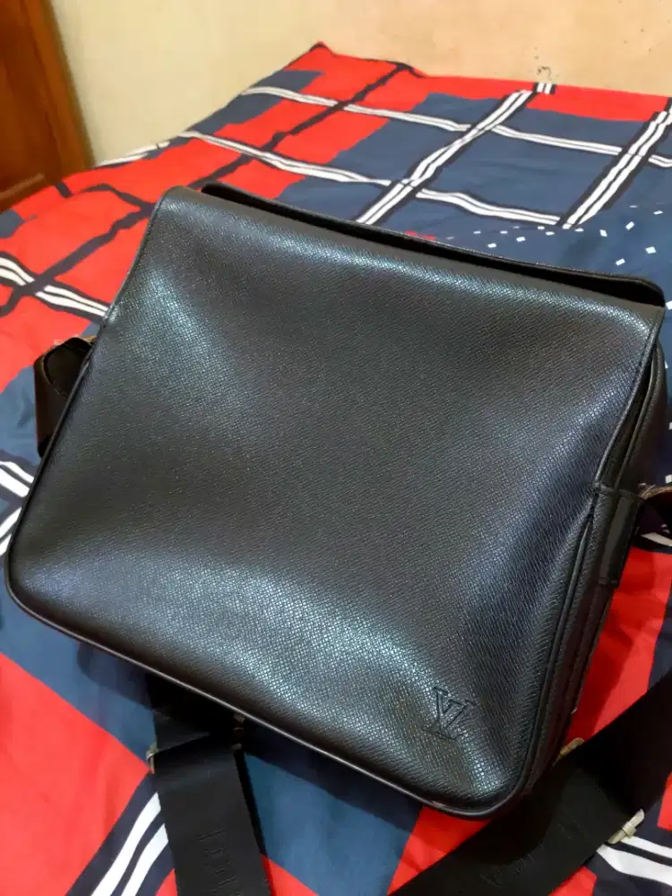 Authentic Louis Vuitton Messenger Bag Noir vintage