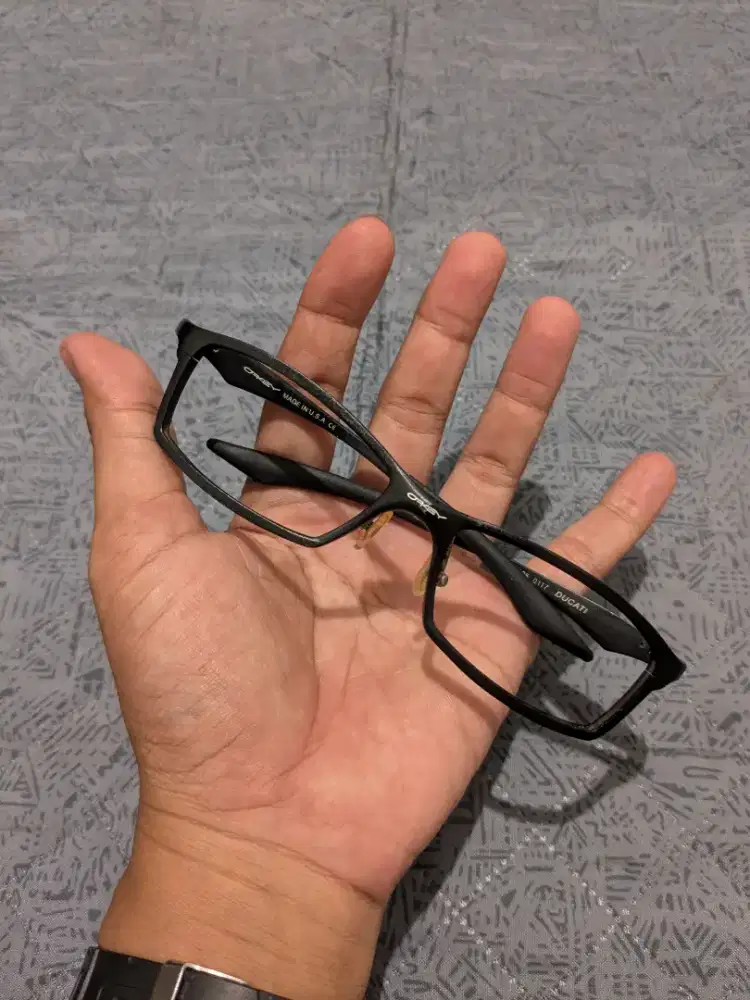 Frame kacamata oakley ducati