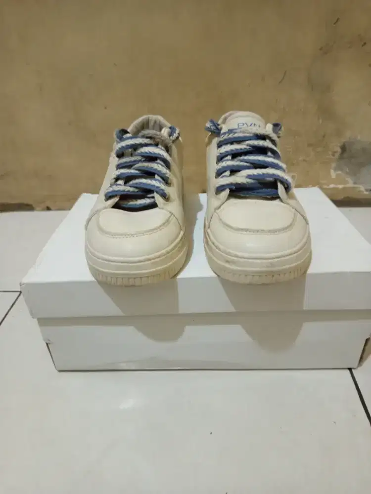 Sepatu bekas merk PVN