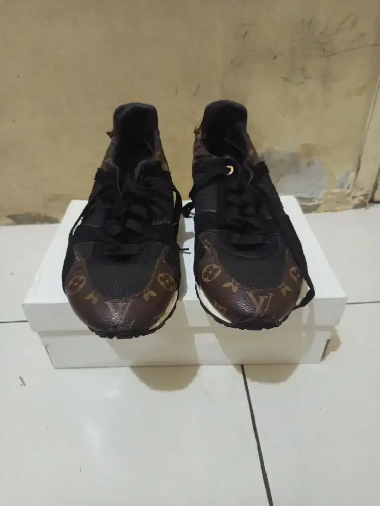 Sepatu bekas merk LV