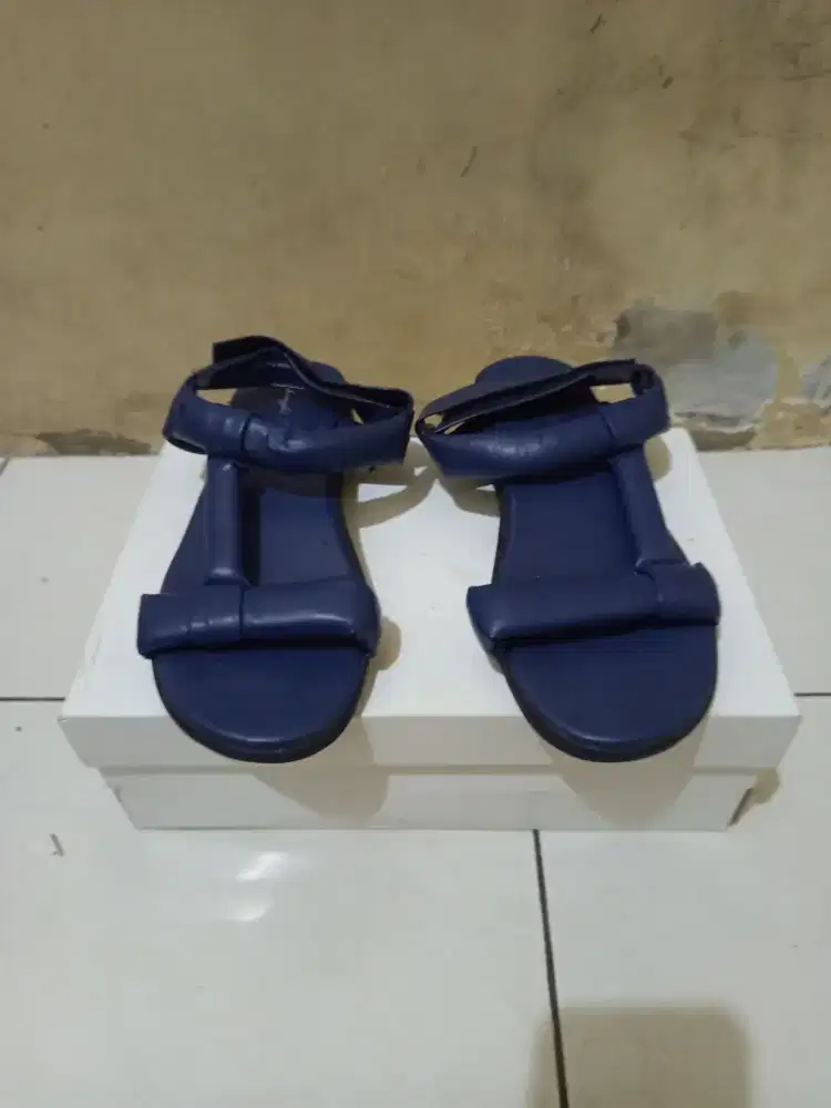 Sepatu Sendal bekas Yongki Komaladi