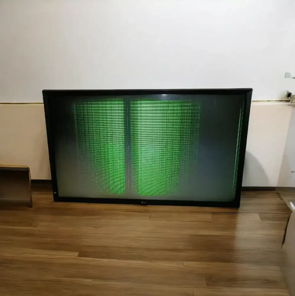 TV LED LG 32 Inch Rusak Panel Layar