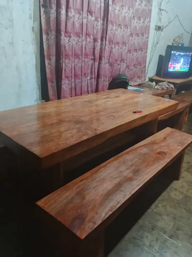 Meja makan antik teras