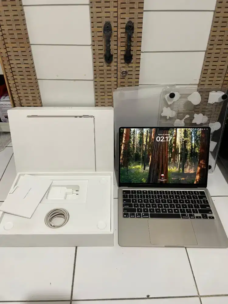 Macbook Air M4 13 inch 16/256 iBox Like New Garansi on 01/10/2026