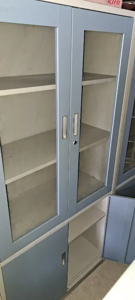 Lemari besi kaca krisbow