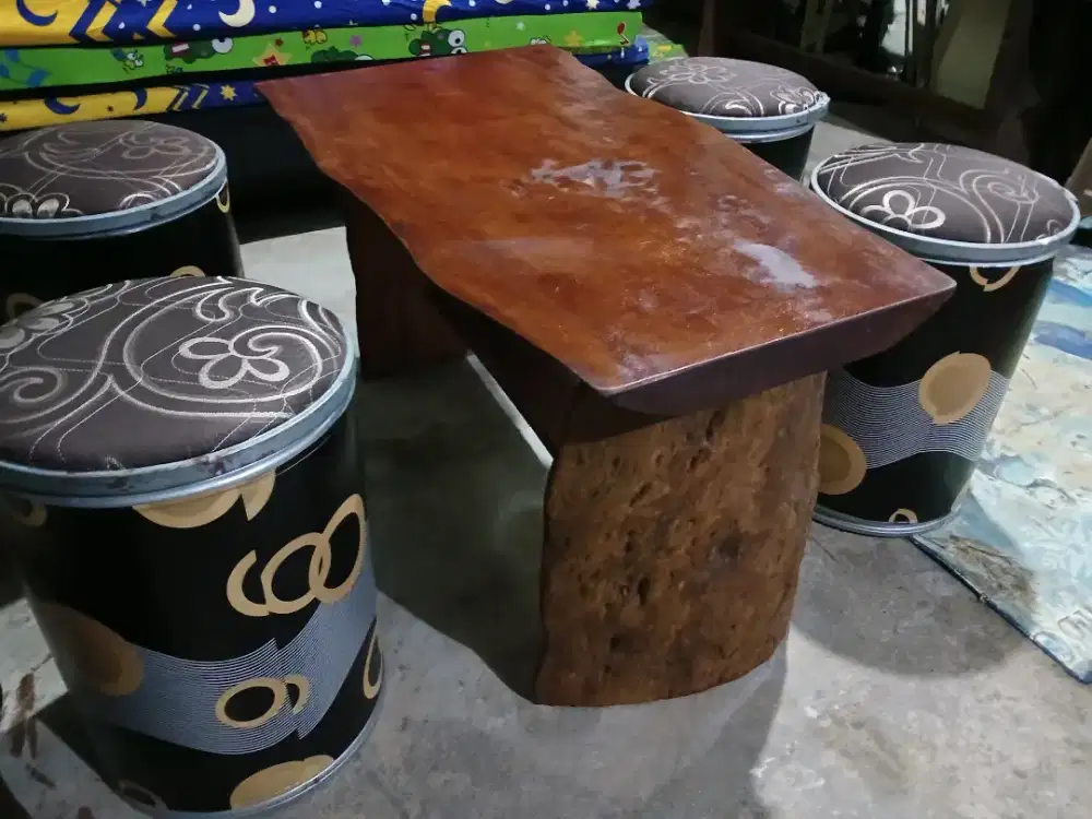 Kursi bulat empuk  dan meja kayu solid