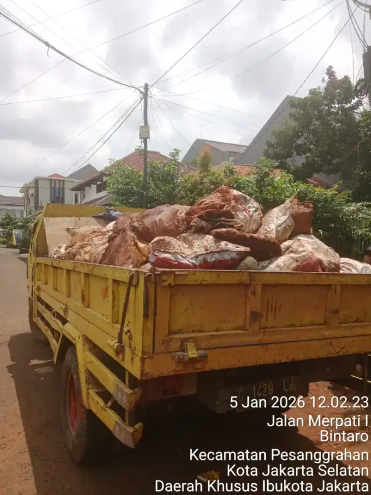 Jasa buang puing dan buang tanah galian