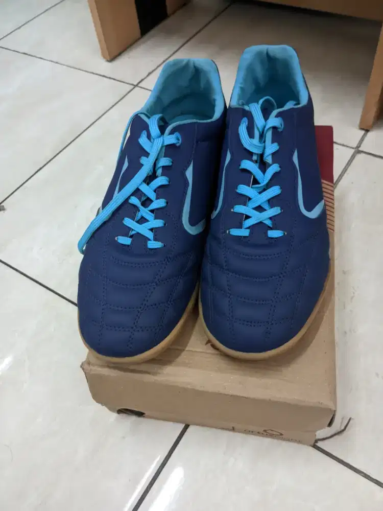 Sepatu futsal ukuran 44