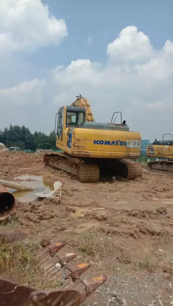 Excavator Komatsu PC 200 tahun 2011