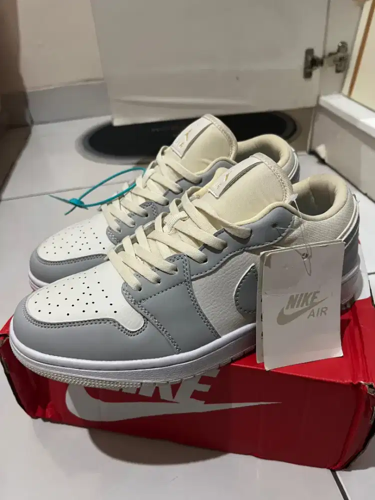 AJ Grey White Gading