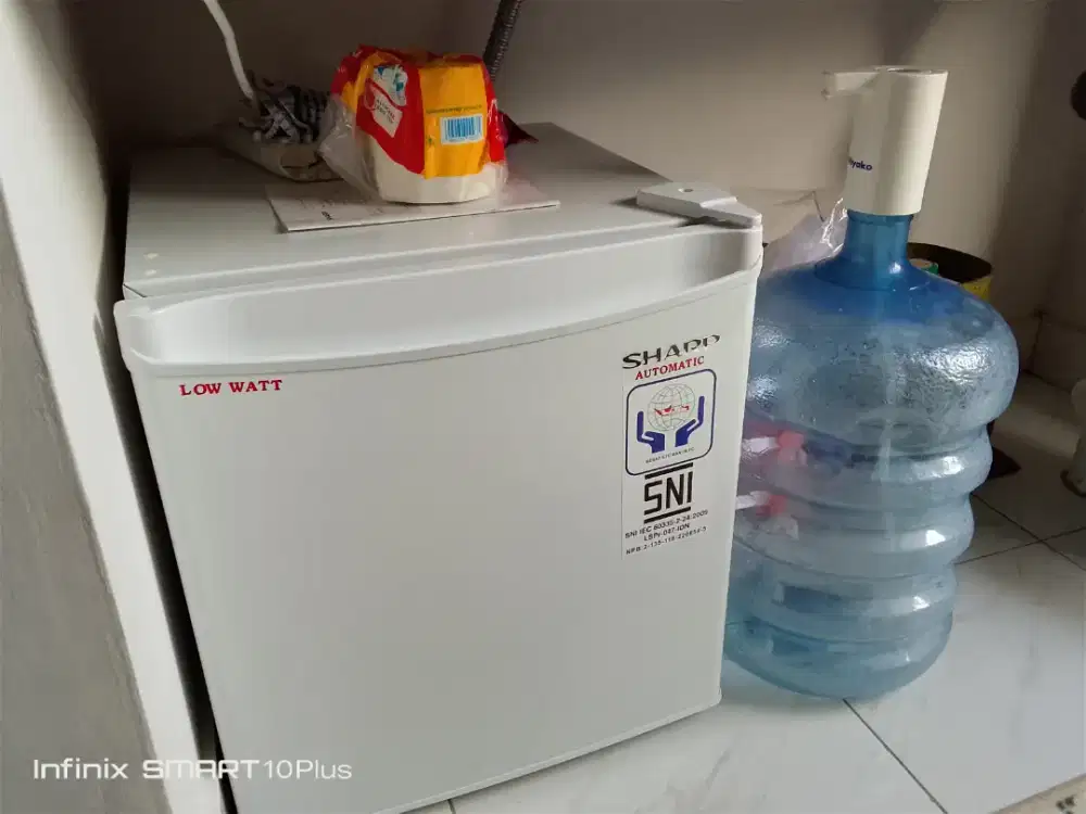 Kulkas minibar merk Sharp