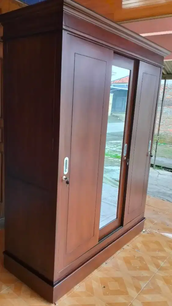 Lemari jati tiga pintu sliding