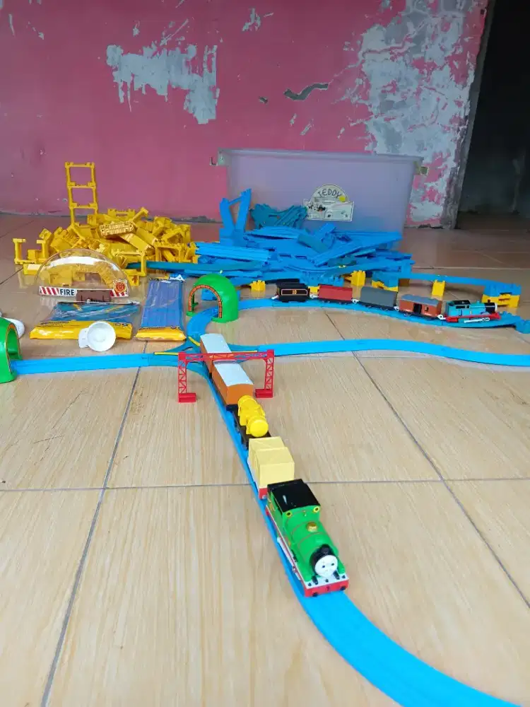 mainan kereta uap antik