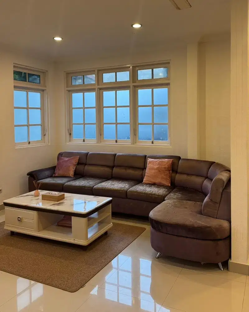 Sofa nyaman, kondisi masih bagus! Cocok buat ruang keluarga / tamu