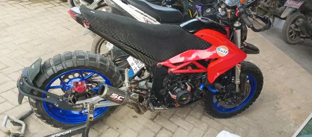 Motor modif model moge Ducati Hypermotard