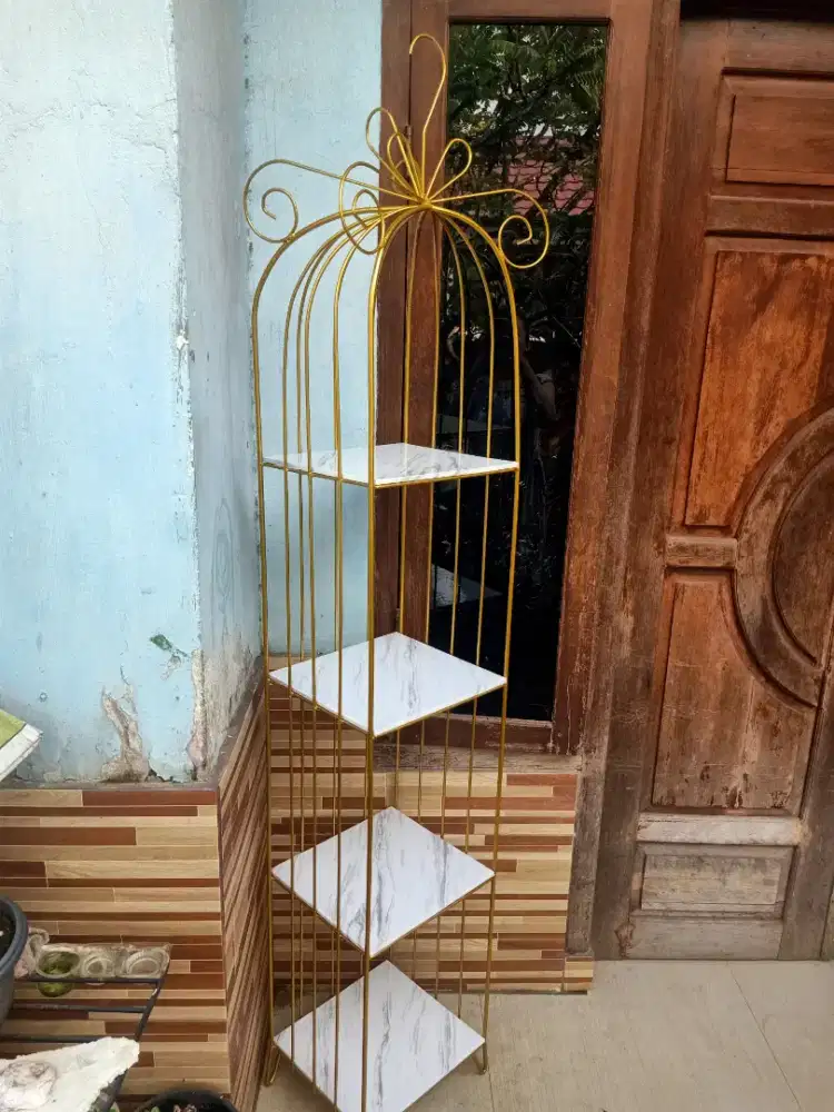 Rak pajangan sangakar model topi pita