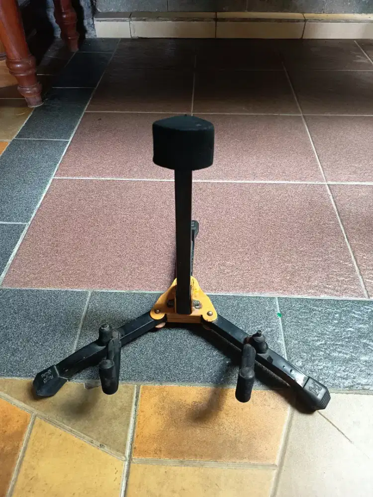 Stand gitar listrik langka