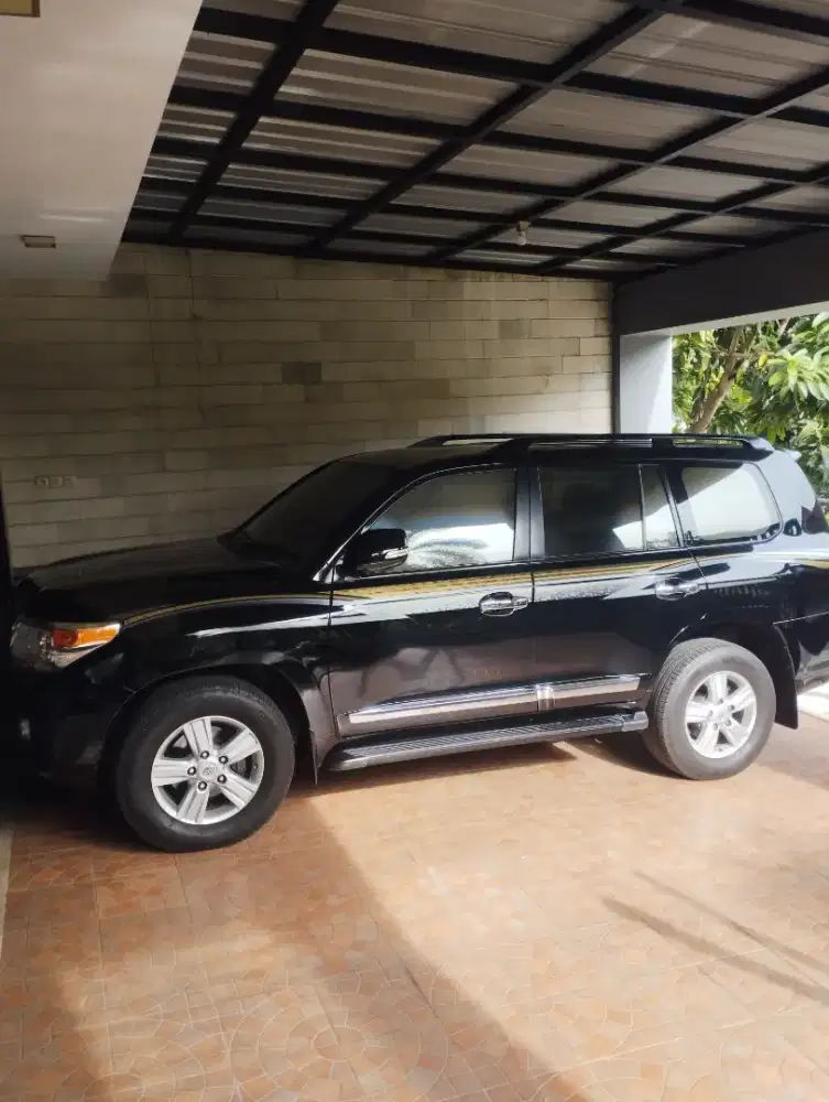 DIJUAL TOYOTA LAND CRUISER 2012 V8 AT DIESEL