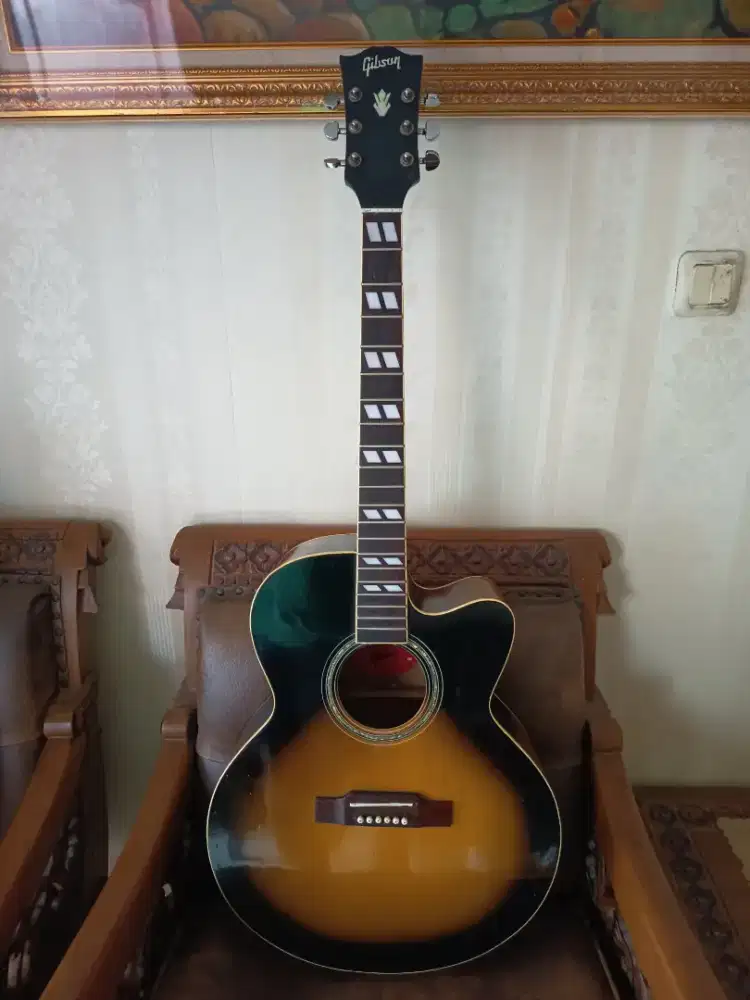 Gitar akustik Gibson custom
