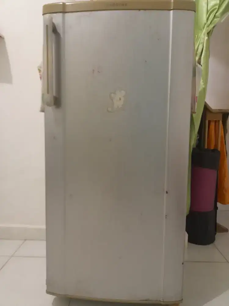 Di jual kulkas merk samsung 1 pintu bs nego