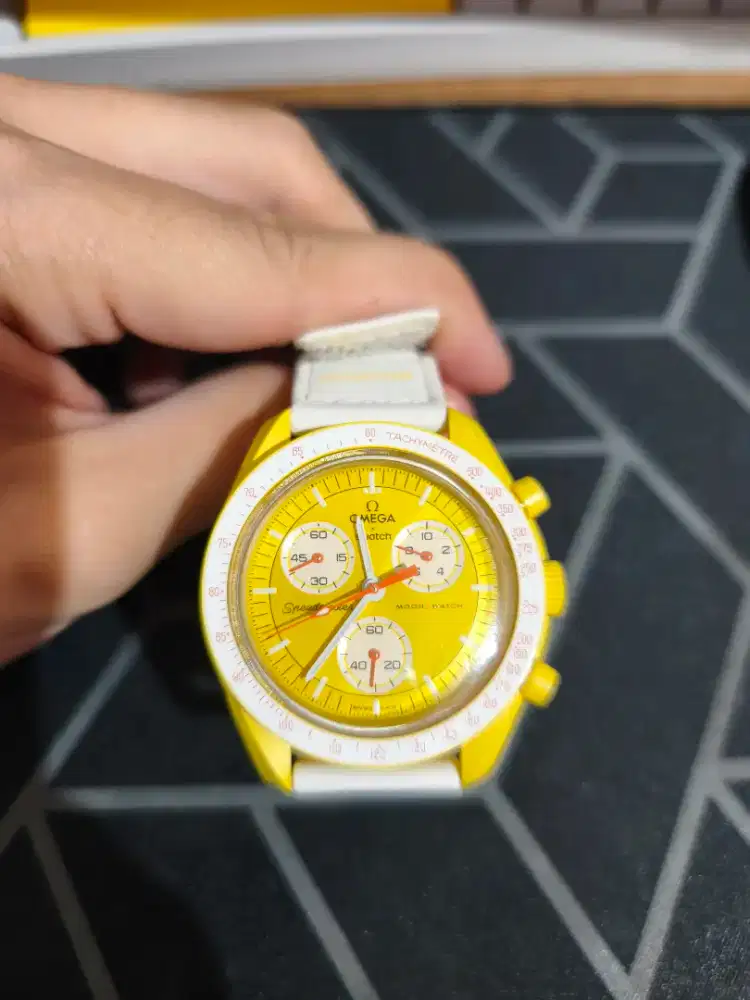 Jam tangan omega swatch mission to the sun