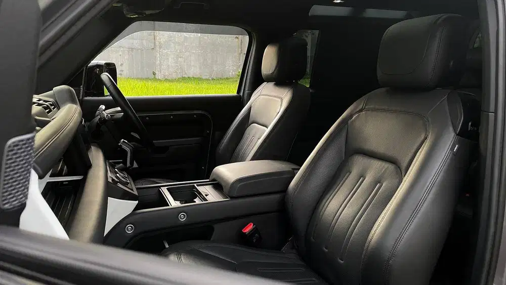 Land Rover Defender 90 P300 SE 2.0L Urban Package R22 Wheels NIK 2021