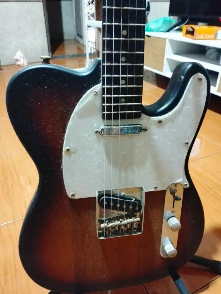 Gitar elektrik fender telecaster kondisi bagus dan normal