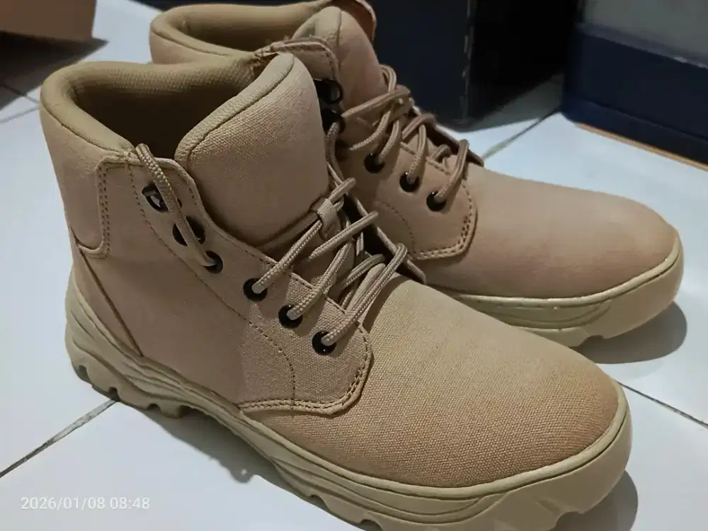 Sepatu pembagian kantor warna coklat ukuran 42