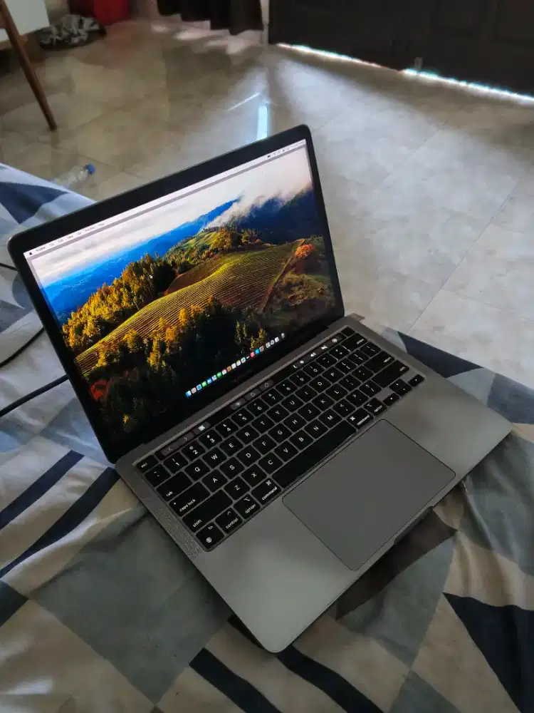 Macbook Pro M1 8/256 ex ibox touchbar