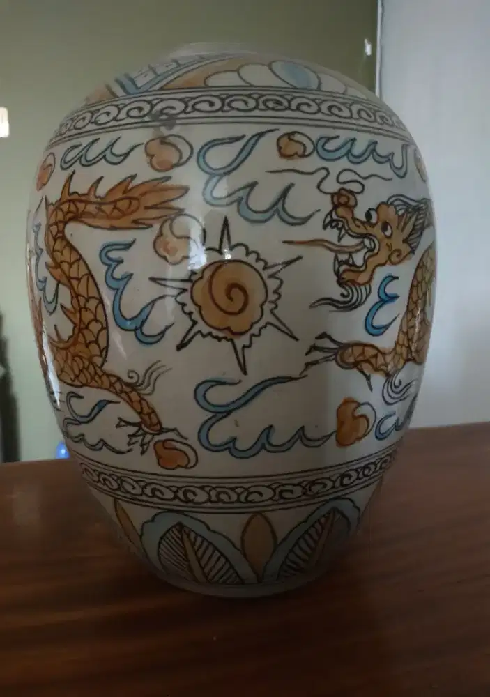 Guci keramik Naga kuno