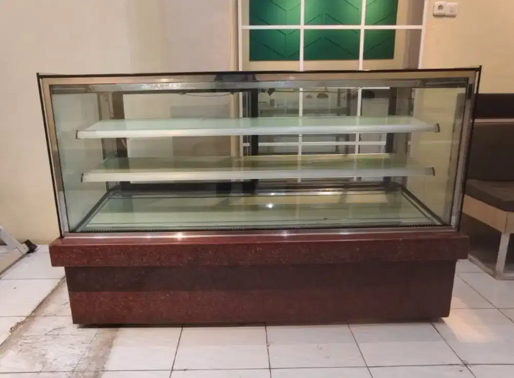 Cake showcase
Lemari pajangan kue
