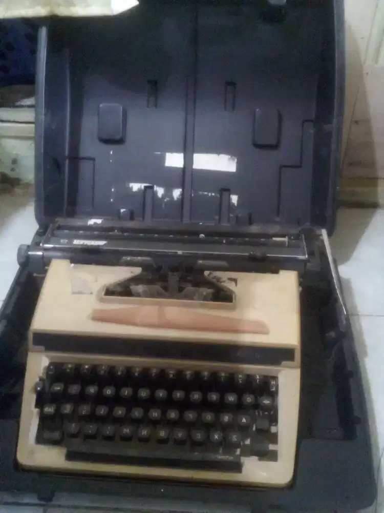 Mesin tik kantor jadul antik