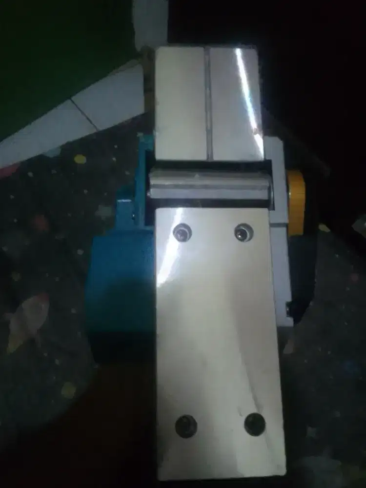 alat serut kayu makita