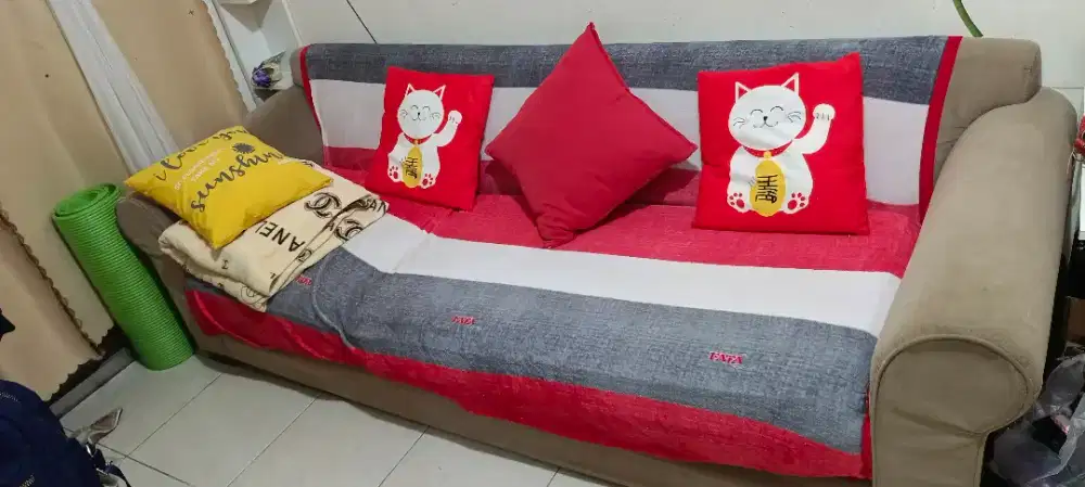 Sofa 3 seater warna cream khaki