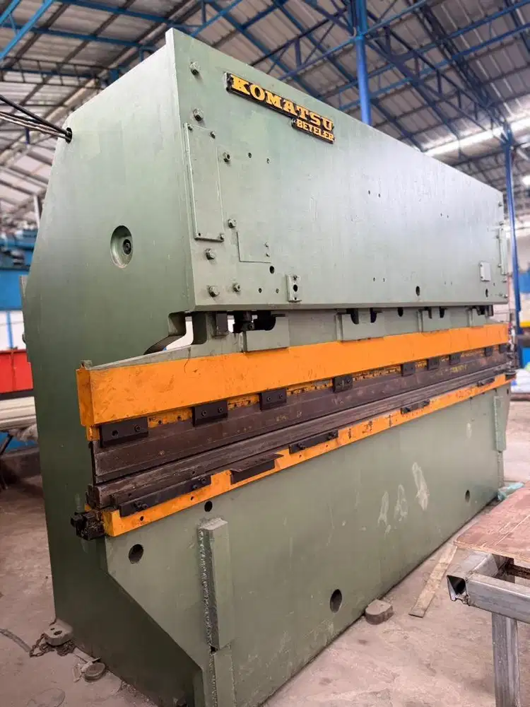 Banding 4 m Komatsu siap kerja