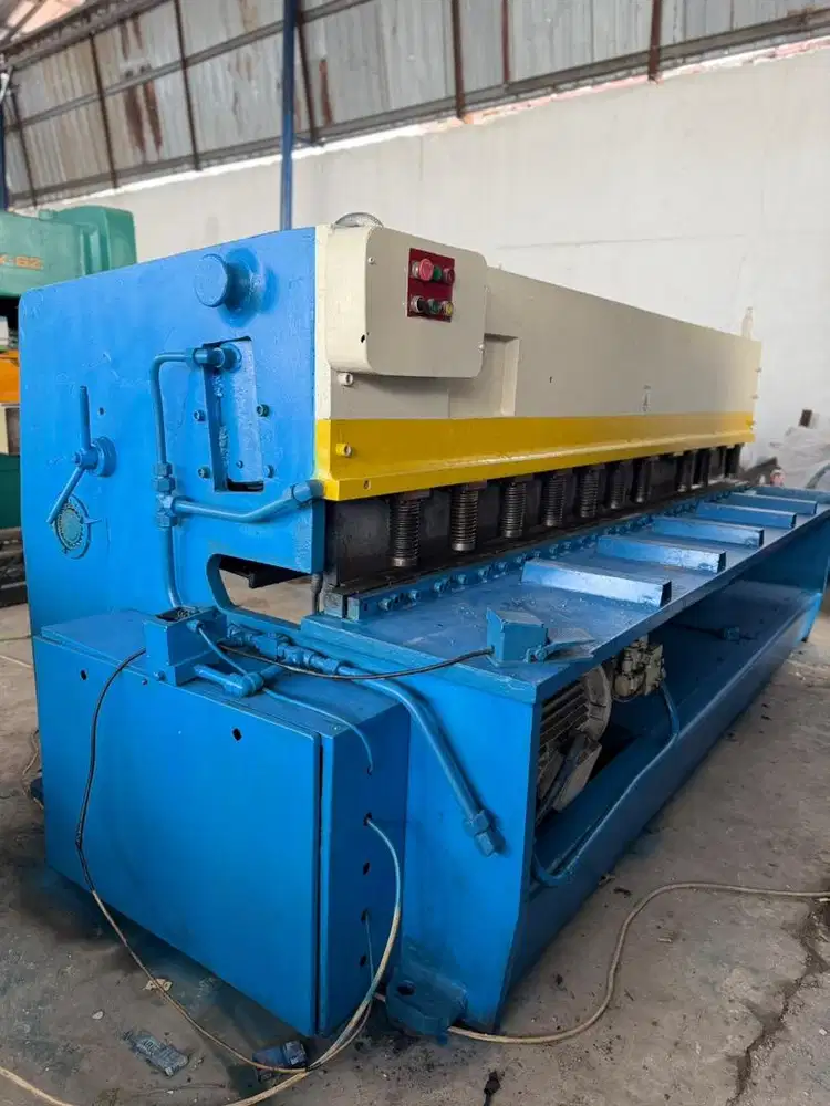 Mesin shearing potong plat 3,2m