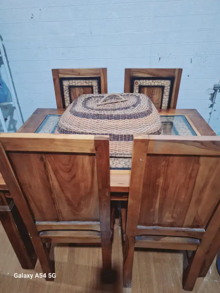 Meja makan dan lemari