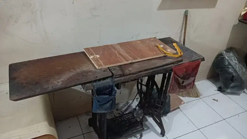 Meja mesin jahit jadul