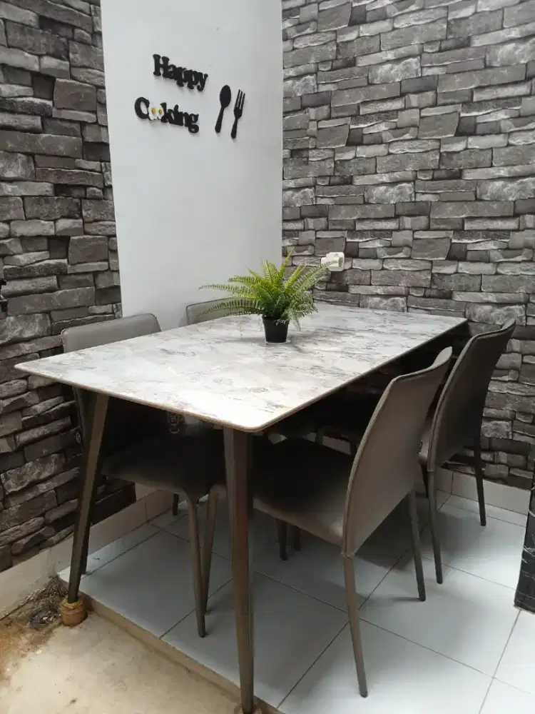 1 Set Meja Makan 4 Kursi Informa