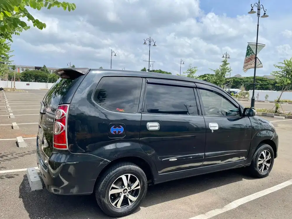 Xenia 1.0 Li Deluxe Bensin-MT