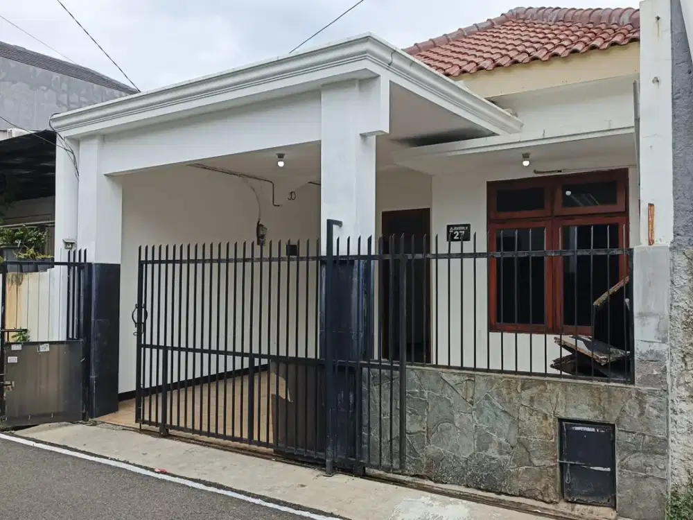 Di sewakan Rumah di Kusen Kayu Putih Jakarta Timur Siap Huni Minimalis
